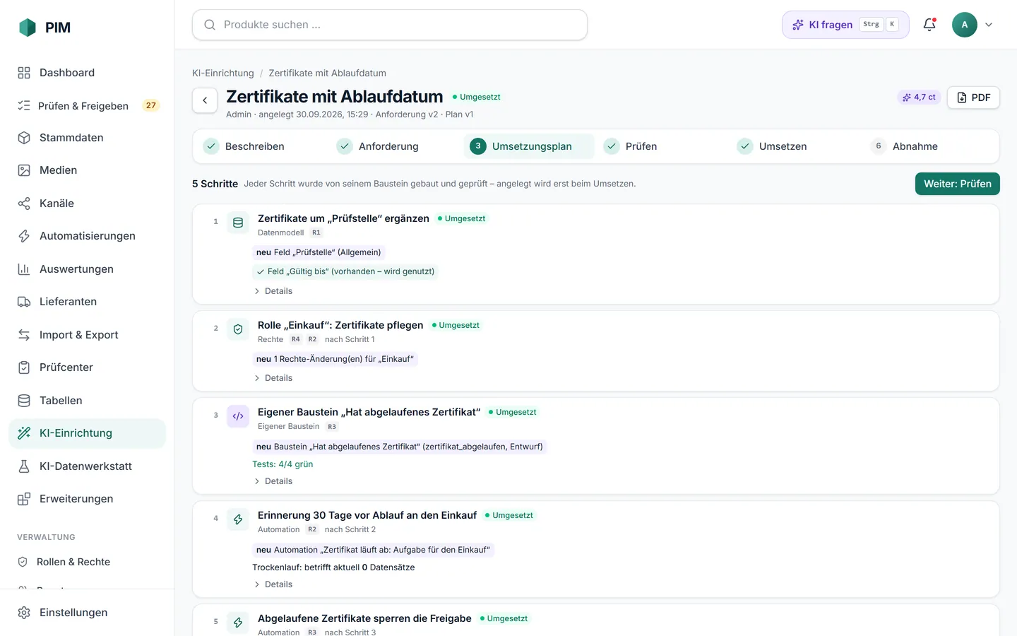 apvros PIM KI-Einrichtung: Umsetzungsplan „Zertifikate mit Ablaufdatum“ mit fünf Schritten – Feld ergänzen, Rolle, eigener Baustein mit 4/4 grünen Tests, Erinnerungs-Automation – jeweils mit Bezug auf die Anforderung und „vorhanden – wird genutzt“ oder „neu“.